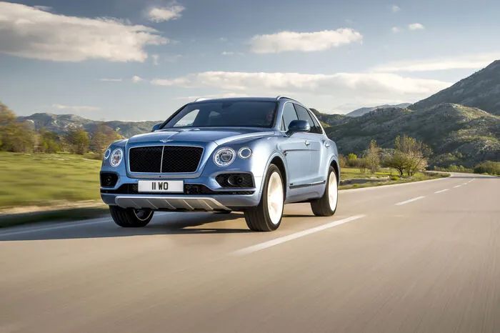 Trotzdem hat der Super-Selbstzünder mit 210 g/km die geringsten CO2 Emissionen aller Bentley-Modelle und darüber hinaus die größte Reichweite von über 1000 Kilometern. Das heißt, eine einzige Tankfüllung reicht für eine Fahrt von London nach Verbier, Bordeaux oder in die schottischen Highlands. Noblesse oblige . . .