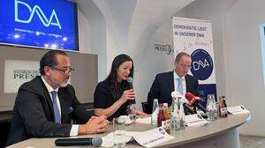 Adrian Kawan (links) sowie Maria Hubmer-Mogg (Mitte) treten als Kandidaten bei der EU-Wahl an. Der Schweizer Philipp Kruse sitzt im Beirat der Liste DNA