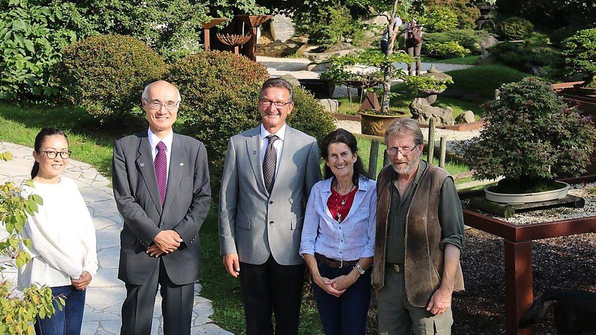 Hoher Besuch im Bonsaimuseum: Tomoko Murakami, Akira Mizutani, Wolfgang Klinar, Dorothea und Günther Klösch