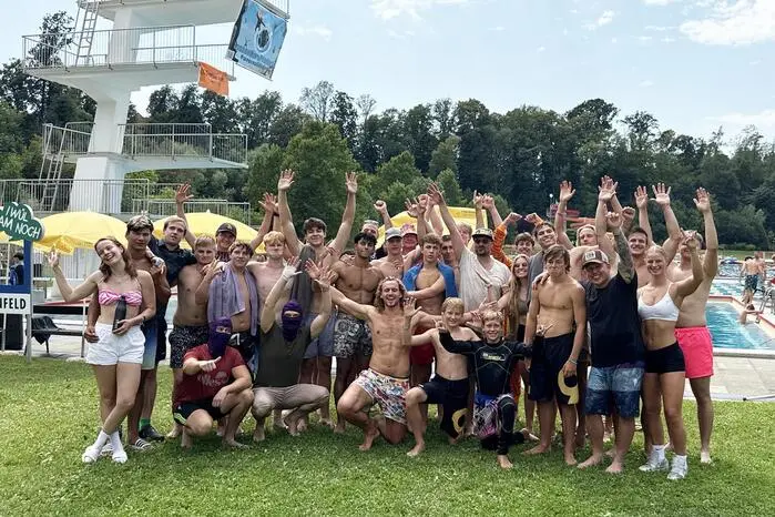 Mehr als 30 mutige Athleten aus Österreich, Deutschland und der Niederlande nahmen an der Springer- und Stuntshow vom Sprungturm teil. Unter tosendem Beifall des begeisterten Publikums am Beckenrand zeigten die Splashdiver sensationelle Kunstsprünge vom 10-Meter-Turm. 