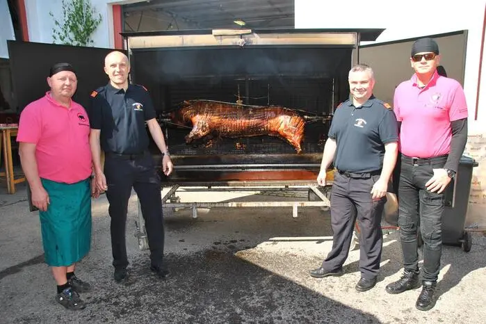 Besonderer Aufwand wurde bereits am Vorabend betrieben: Die stattliche, 126 Kilogramm schwere Sau wurde schon am Freitag auf den Grill „katapultiert“ und anschließend die ganze Nacht hindurch liebevoll umgarnt, damit sie pünktlich zum Fest perfekt zubereitet war.