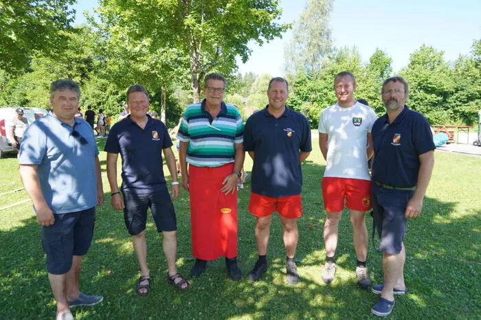 Die Führungsmannschaft erhält Besuch vom Irschener Bürgermeister Manfred Dullnig.