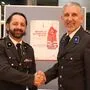 Rotkreuz-Präsident Martin Pirz (links) gratuliert Herbert Sager zu Wiederwahl zum St. Veiter Bezirksstellenleiter