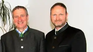 Bürgermeister Schriebl legt SPÖ-Vorsitz zurück

Bei der jüngsten Mitgliederversammlung der SPÖ Kainach legte Bürgermeister Viktor Schriebl seine Funktion als Ortsparteivorsitzender auf eigenen Wunsch zurück. Er bat aufgrund seiner persönlichen Situation um Entlastung. Zum neuen Vorsitzenden wurde der Vizebürgermeister und Leiter des Gemeindeamtes Bernd Gratzer gewählt. Schriebl bleibt weiterhin Stellvertreter in der Ortspartei, als zweiter Stellvertreter wurde Gemeindekassier Valentin Kiendler bestätigt. "Mir ist es ein Anliegen, den erfolgreichen Weg, den Viktor Schriebl mit der Ortspartei gegangen ist, fortzusetzen", betont Gratzer.