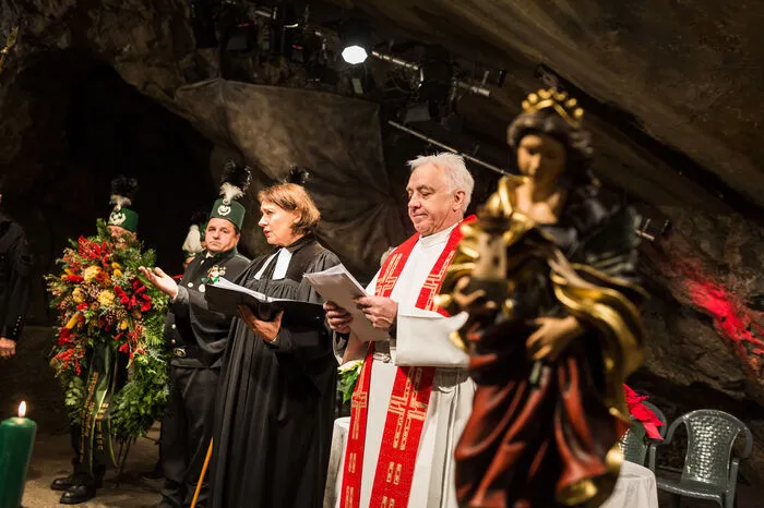 Den Gottesdienst im ehemaligen Bergwerk feierten Pfarrerin Renate Sauer und Pfarrer David Shankland.