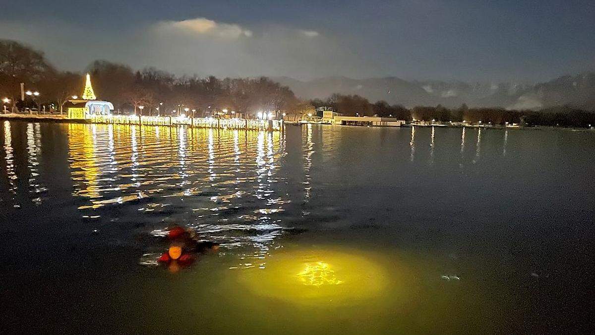 Im Wörthersee leuchtet ein Weihnachtsbaum