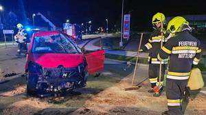 Bei einem Verkehrsunfall in Mitterdorf wurden die Mitglieder der FF Mitterdorf von zwei Ersthelfern unterstützt