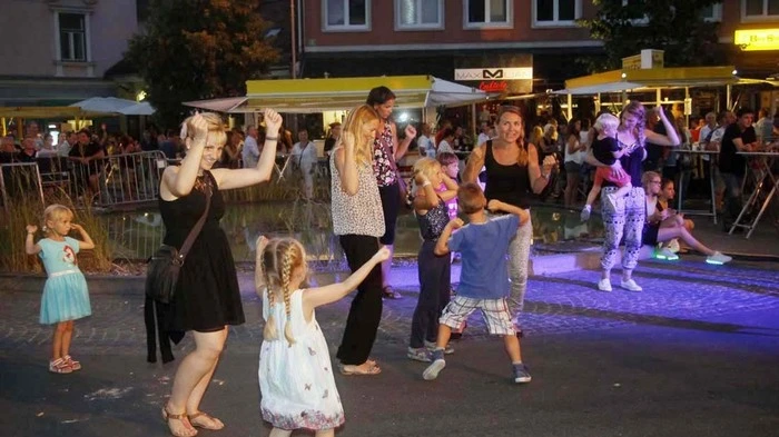 Bei Tropenhitze ging beim diesjährigen Fürstenfelder Brunnenfest auf dem Stadt-Zug-Platz wieder die Party ab.