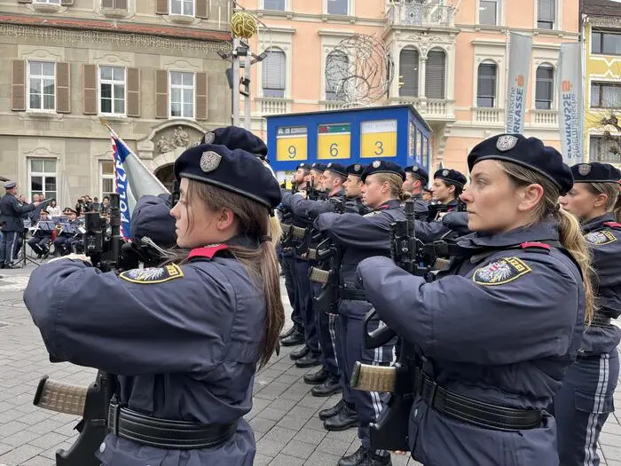 70 Polizistinnen und Polizisten wurden am Leibnitzer Hauptplatz feierlich ausgemustert (Archivbild) 