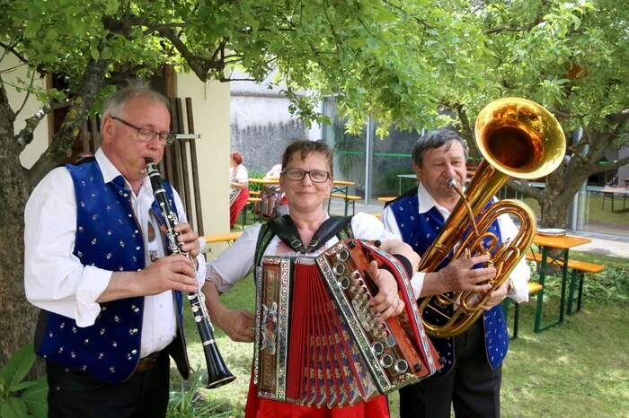 Nach der Heiligen Messe mit Dechant Rudolf Pacher in der Stadtpfarrkirche (musikalische Umrahmung: Sängerrunde St. Georgen/Längsee) wurde zum Frühschoppen mit dem „Bio-Trio“ (Foto) geladen. 