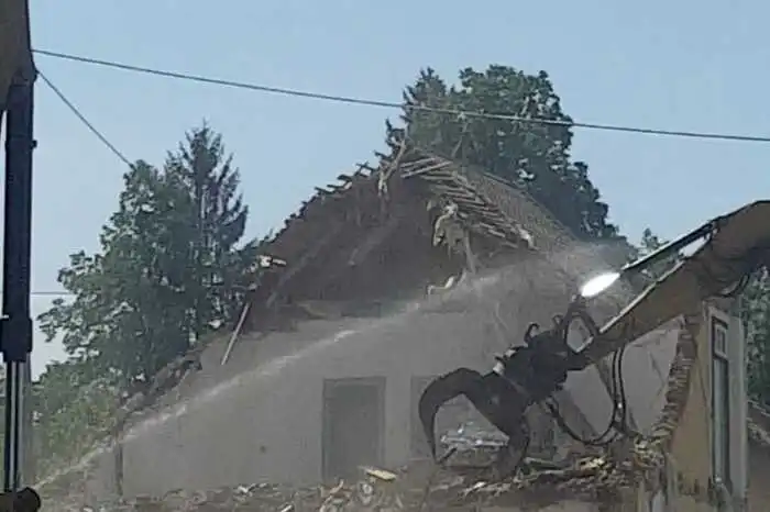 Unter dem Haus wurde noch ein Eiskeller gefunden. Anstelle eines Spatenstiches ist eine Grenzsteinlegung mit Zeitkapsel geplant.