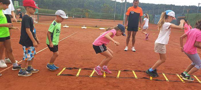 Kürzlich fand ein dreitägiges Tenniscamp auf der Tennisanlage in Dörfla (Gemeinde Kirchbach-Zerlach) statt