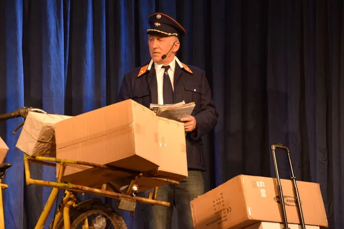 ...beinahe so lange im Voraus, wie die Schauspieler und Tänzer der Freiwilligen Feuerwehr Schützing mit den Proben beginnen.