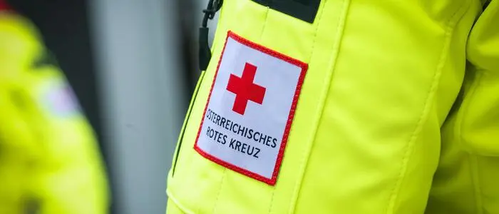 Nahaufnahme einer Rettungsuniform | Der Mann wurde von der Rettung in das Unfallkrankenhaus Klagenfurt gebracht