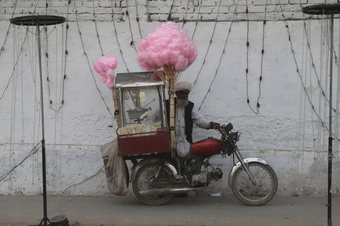 Warten auf Kunden: Nach der Weihnachtsfeier wird in Islamabad gerne eine Süßigkeit zu sich genommen ...