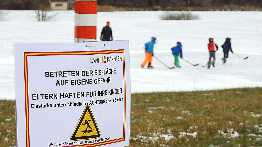Lokalaugenschein am Freitag, Kinder trotz Warnung auf dem Eis