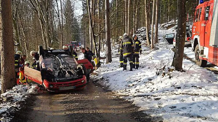 Das Auto landete auf dem Dach