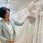 Inhaberin Ingrid Simone Resch mit einem ihrer liebsten Brautkleider
