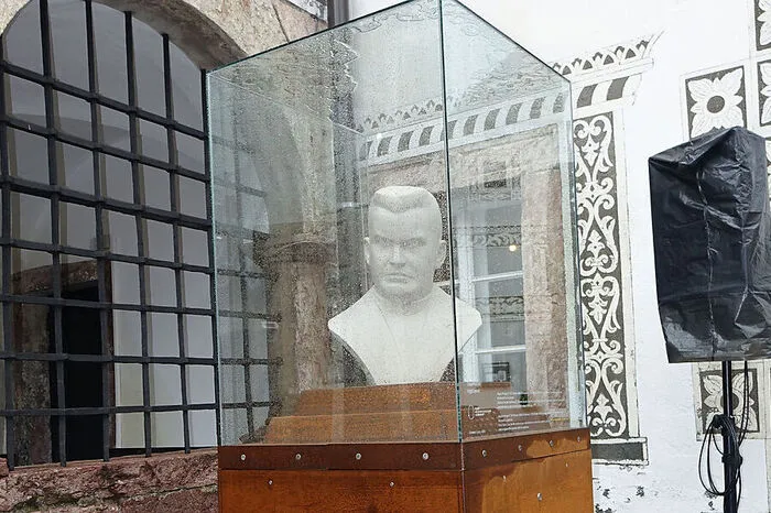 August Musger, der Erfinder der Zeitlupe, wird seit Freitag Abend mit einer 3D-Skulptur des Grazer Künstlers und Architekten Clemens Luser auf dem Bergmannplatz in Eisenerz geehrt.