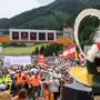 Menschen bei einer Demonstration auf der für den Verkehr gesperrten Brenner-Autobahn gegen die Verkehrsbelastung