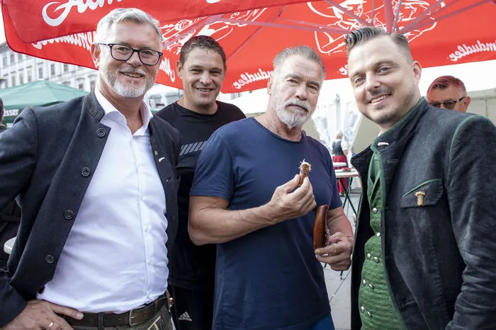 Anschließend an die Musik-Einlage hatte "Arnie" noch Gusto auf ein Würstl am Hauptplatz ...