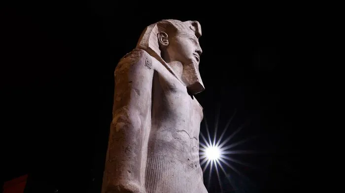Der obere Teil einer Kolossalstatue, die Pharao Ramses II. zeigt, ist in in der Grande Halle de la Villette zu sehen. Der "König der Könige" steht im Zentrum der Ausstellung.