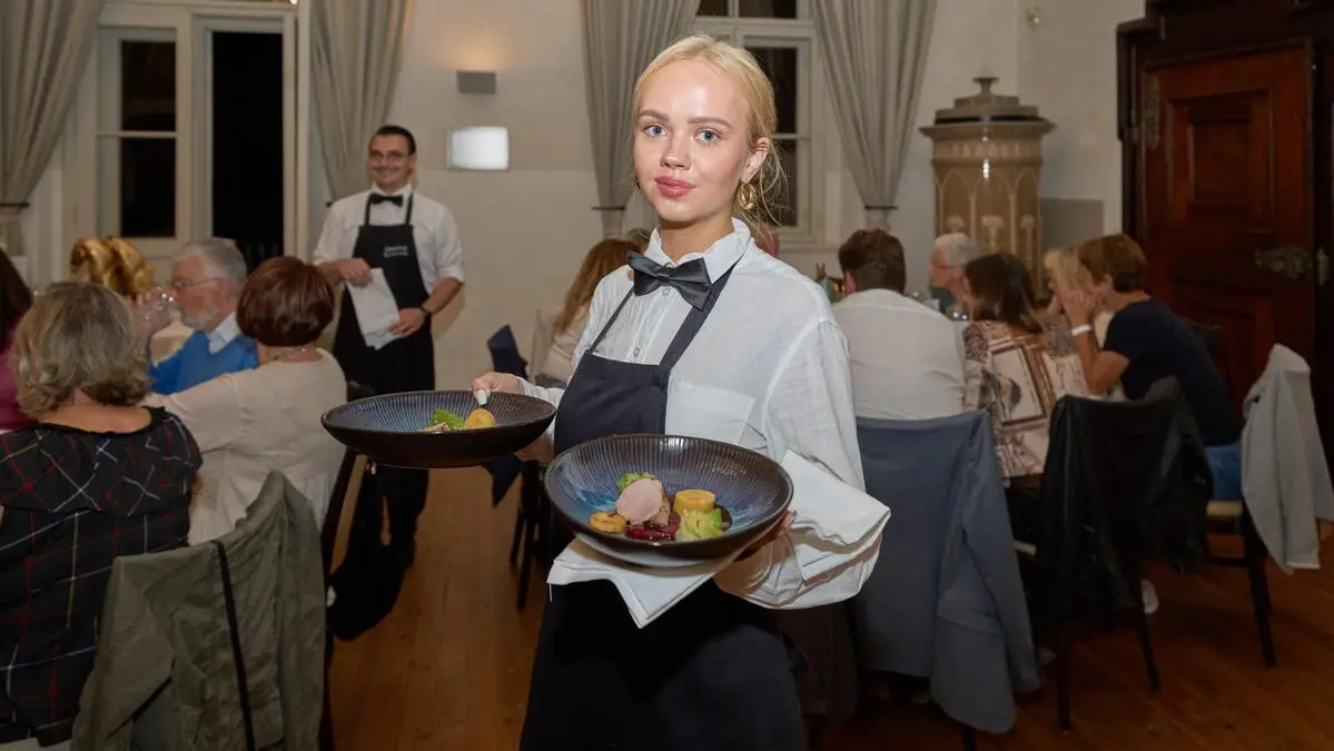 Serviert wurde ein Sechs-Gänge-Menü, vom Butter-Pfannen-Bruschetta bis zum Kärntner „Reindling-Tiramisu“