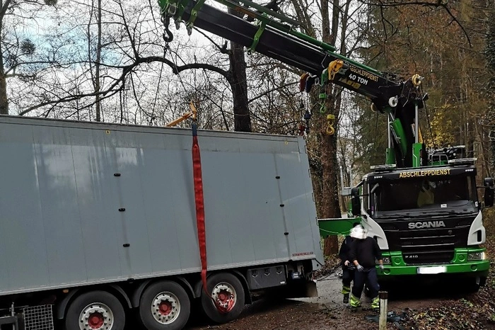 Erst ein eigens angeforderter Abschleppdienst konnte den 40-Tonner wieder flott bekommen.