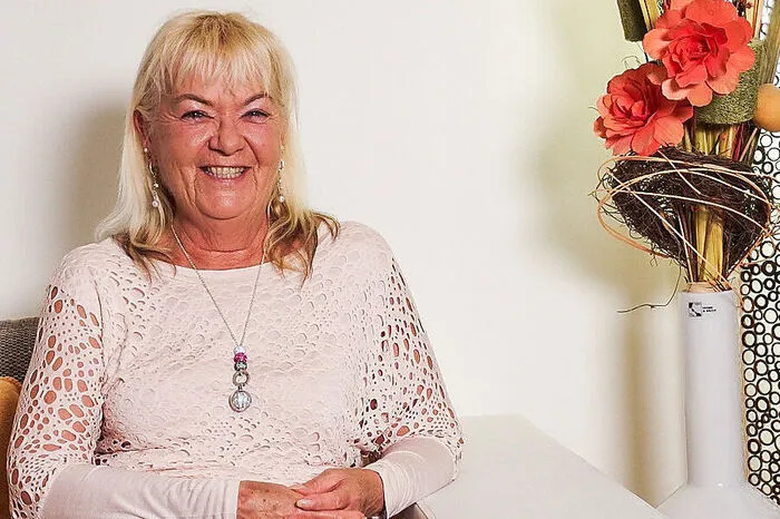 Rosita, 63-jährige Pensionistin aus Graz sucht „einen lieben, netten Mann.“ Seit etwa einem Jahr lebt sie alleine, da starb ihr zweiter Mann. "Alle Männer waren jünger, und ich will wieder einen Jüngeren! Mit dem kann ich mehr unternehmen, als mit einem Älteren", sagt Rosita.