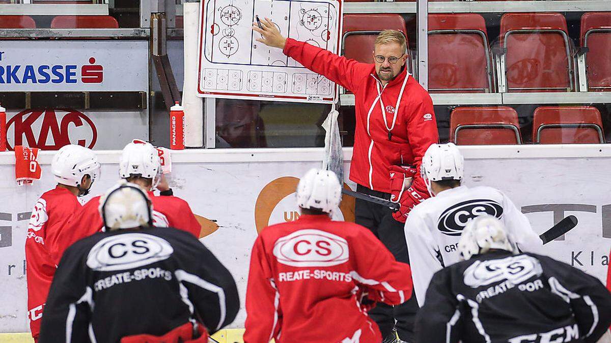 Noch ohne Nick Petersen und David Fischer bat Coach Petri Matikainen zum ersten Eistraining