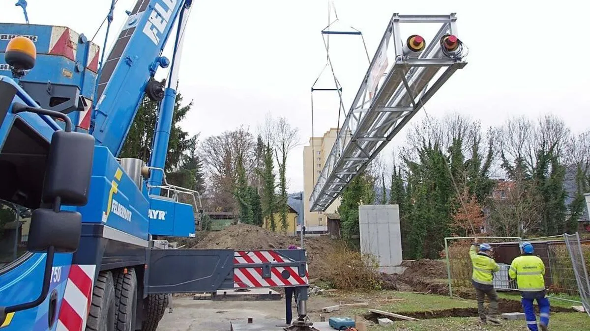 Die Rohrbrücke über die Mürz wurde vom Kran in ihre Fundamente gehoben