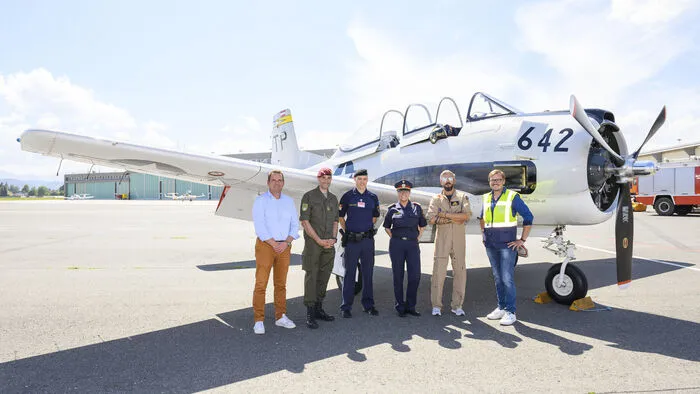 Von links: Flughafen-Geschäftsführer Nils Witt, Presseoffizier Christoph Hofmeister, Oliver Steinwender (Polizeiinspektion Annabichl-Flughafen), Polizeisprecherin Waltraud Dullnigg, "Flying Bulls"-Pilot Philipp Haidbauer und Betriebsleiter Martin Krassnig