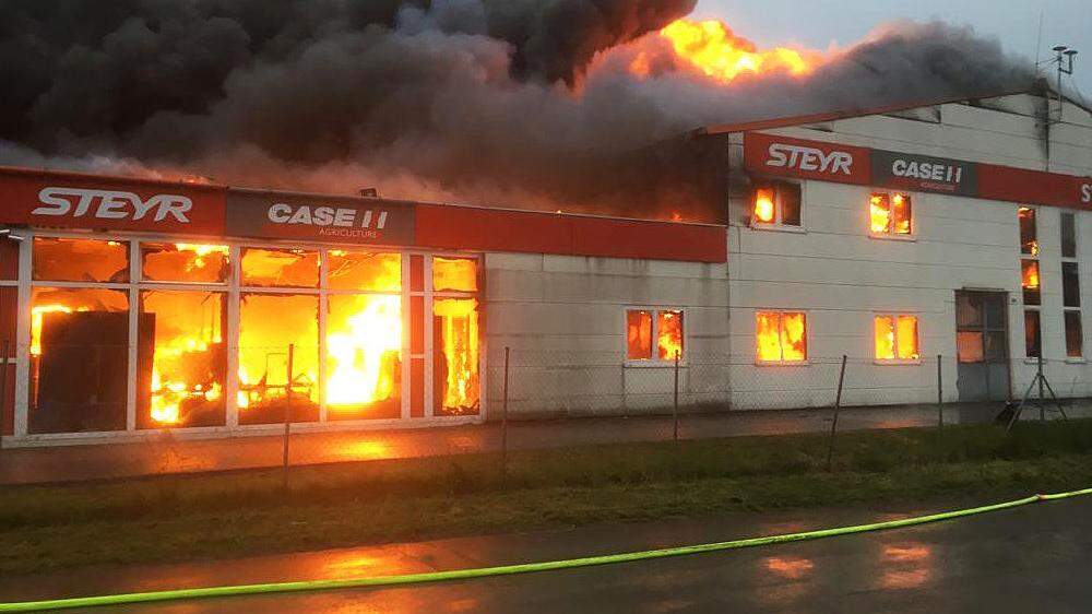 Traktor-Center ging in Flammen auf