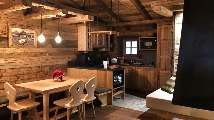Damit sich heuer noch ein paar stille Nächte ausgehen, hat das Team des Chaletdorfs Prechtlgut einen Sprint hingelegt. Erst im Frühjahr 2018 wurde mit dem Bau der luxuriösen Unterkünfte mit Almhüttenatmosphäre begonnen und bereits rechtzeitig zu den ersten Schneeflocken über Salzburg wurde am 1. Dezember aufgesperrt. Die ganze Reportage lesen Sie hier.