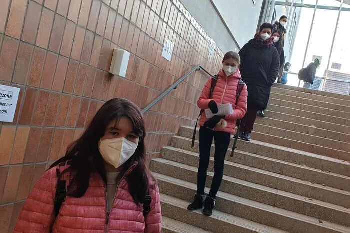 Rund 70 Schüler aus acht Klassen warteten in der MS Mureck auf den Eingangstest für den Schulstart.