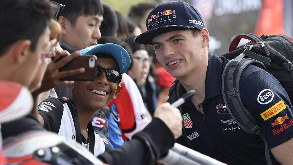 Beliebtes Selfie-Objekt: Verstappen mit Fans beim Formel-1-Auftakt in Melbourne