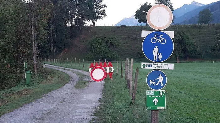 Am Beginn des betroffenen Bereichs wurde eine Fahrverbotstafel angebracht  