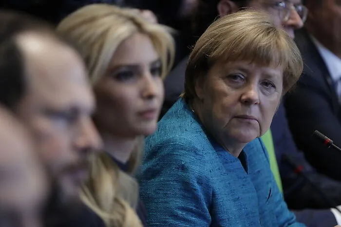 Mode-Unternehmerin Ivanka Trump sitzt beim Treffen der deutschen Delegation mit ihrem Vater direkt neben Angela Merkel.