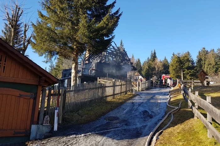 Auch den ganzen Tag über waren Polizei und Feuerwehr im Einsatz, weil immer wieder Glutnester wegen des starken Windes aufflammten.