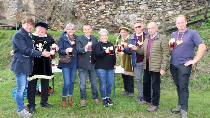 Am Foto von Links: Günter Jordan, Peter Mandl (Burgschmied), Petra Jordan, Raimund Linzer (GF &amp; Braumeister Hirter Brauerei), Vize-Bgm. Sylvia Falgenhauer-Schlatte, Reinhard Ortner (Obmann &amp; Burggeist), Bgm. Arnold Pacher, Josef Schnabl und Markus Payr (Fischzüchter).
