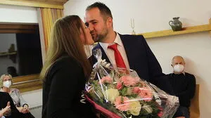 Ein Küsschen zur Angelobung für Thomas Seelaus gibt es von Frau Simone