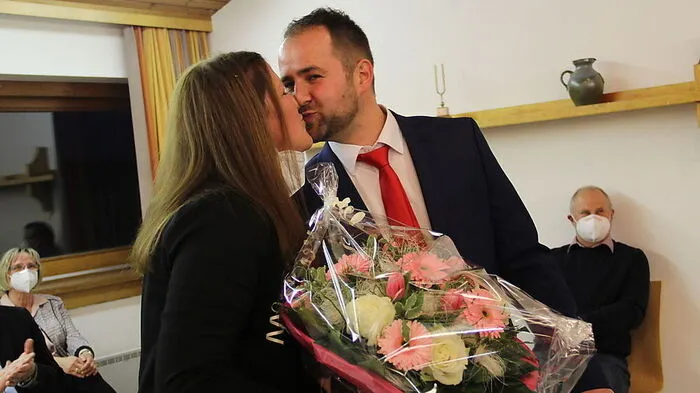 Ein Küsschen zur Angelobung für Thomas Seelaus gibt es von Frau Simone