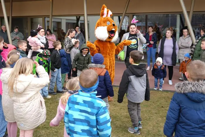 Eine große Eiersuche mit Osterhasenbesuch rundete das lustige Kinderprogramm ab. Die Band „Kumpels“ sorgte für die musikalische Unterhaltung.