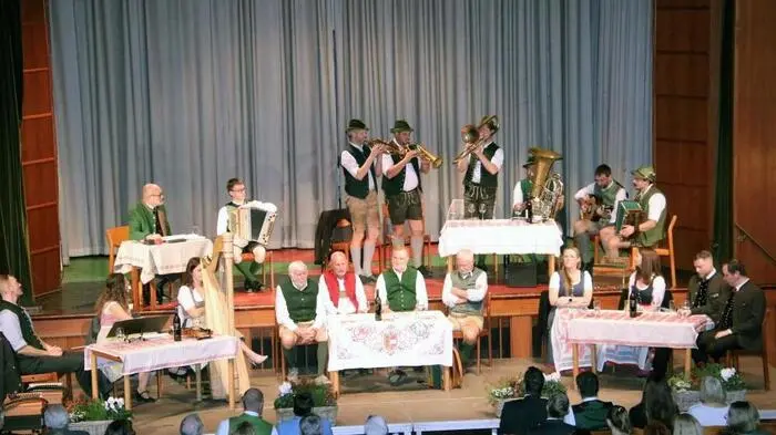 Wie immer, wenn „die Sandler“ und das Kulturreferat der Stadtgemeinde Bärnbach zum traditionellen „Alpenländischen Sänger- und Musikantentreffen“ einladen, so war auch diesmal das Volkshaus Bärnbach bestens besucht.