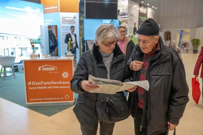 Marita und August aus Graz blättern eifrig im Messeplan, sie interessieren sich für das Thema Photovoltaik, aber auch für Fenstersanierungen, denn "Energie sparen ist das Gebot der Stunde". Ihr Haus wurde 1932 errichtet und in den Siebzigerjahren saniert.