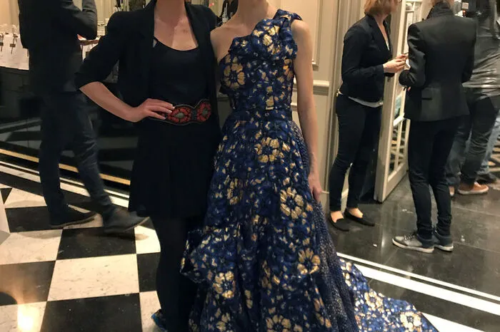 Designerin Eva Poleschinski mit Liudmila Konovalova