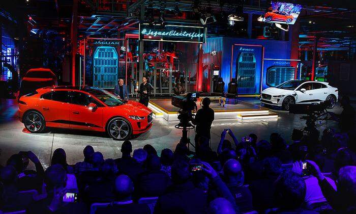 Für die Jaguar-Show wurde die Karosseriehalle kurzerhand zum TV-Studio umgebaut