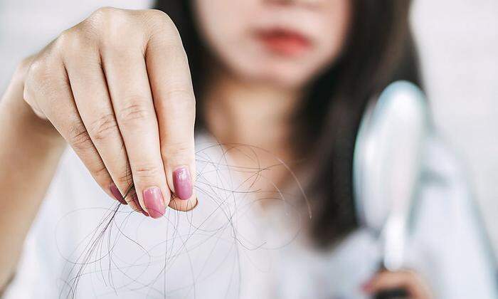 Haarausfall ist immer belastend. Wenn du nicht weißt, woran es liegt, denke auch an deine Schilddrüse