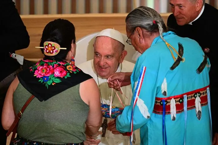 Das katholische Kirchenoberhaupt bedauerte die Mitwirkung der Kirche an der "kulturellen Zerstörung" der indigenen Gesellschaften. Er empfinde Schmerz und Reue, sagte der 85-Jährige.