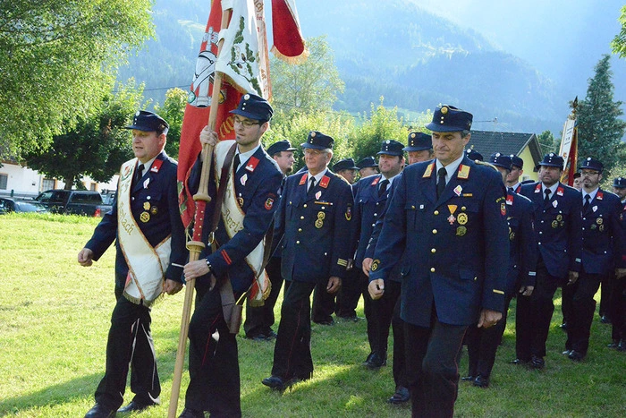 Die FF Arriach gratuliert ebenfalls und marschiert ein.